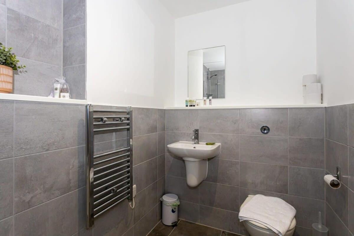 Stunning 2 Bed Apartment In Salford Amazing Views Манчестер Экстерьер фото