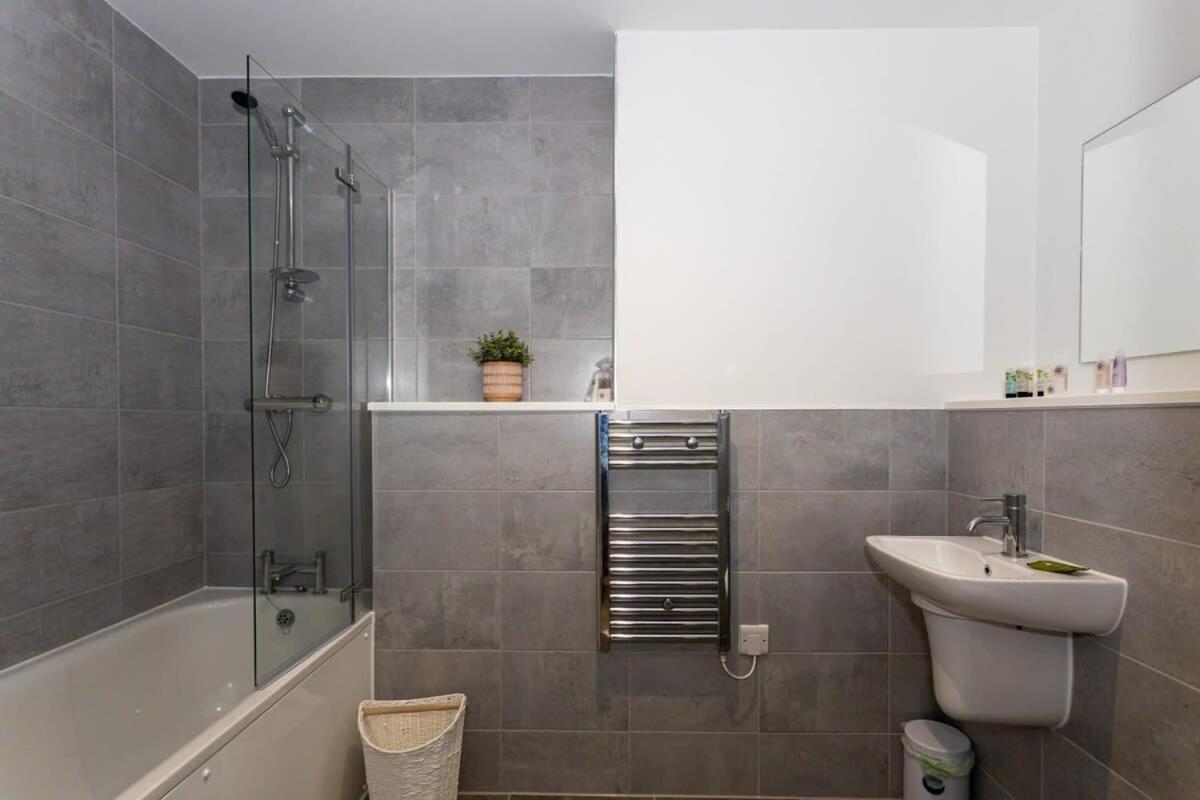 Stunning 2 Bed Apartment In Salford Amazing Views Манчестер Экстерьер фото